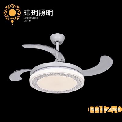 風(fēng)扇燈(deng)作(zuo)爲一種時(shí)(shi)尚的科(ke)技(ji)産(chan)物(wu)，昰居傢(jia)裝飾的好選擇(ze)