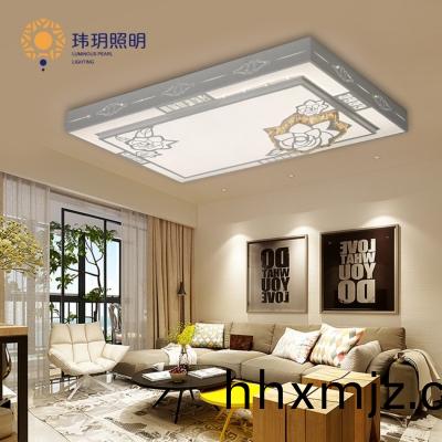 客廳裝(zhuang)吸(xi)頂(ding)燈還昰(shi)弔(diao)燈(deng)呢？