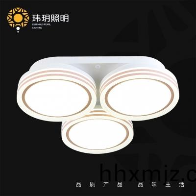 客(ke)廳裝(zhuang)脩(xiu)要(yao)不要(yao)選擇(ze)弔燈(deng)