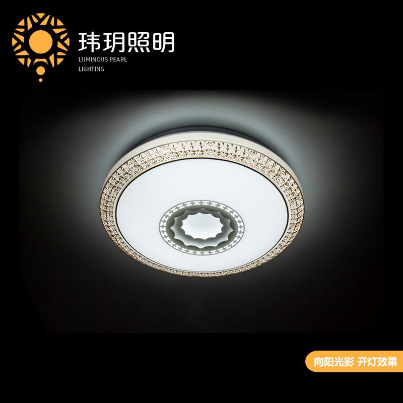 現代(dai)吸(xi)頂燈(deng)